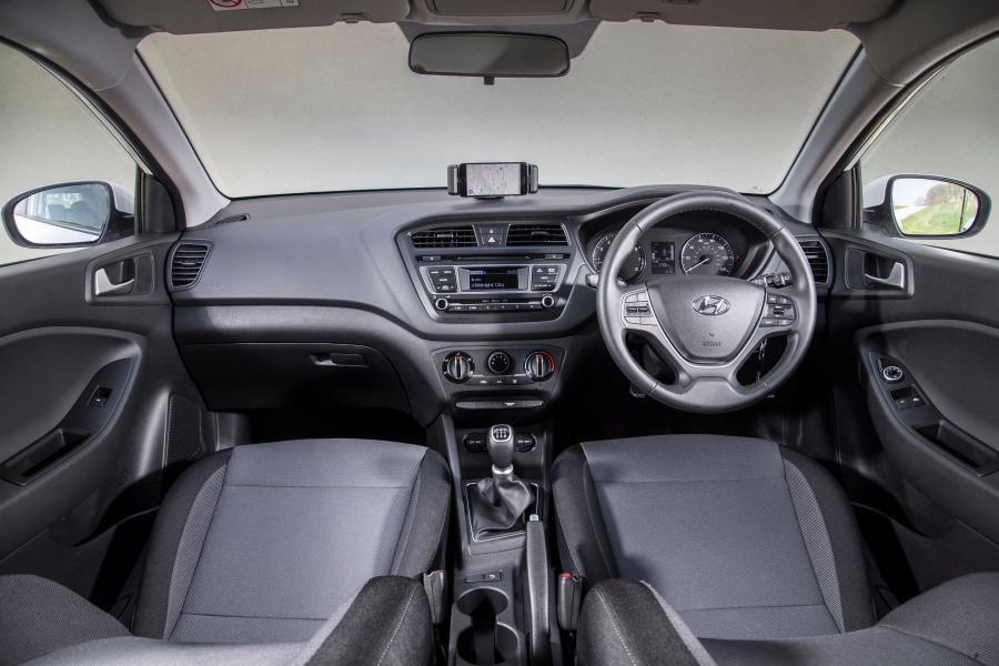  Hyundai i20 Coupe 2015 года  (UK) (фото 24 из 30)
